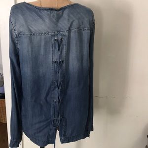 Bella Dahl split back lace up chambray shirt sz M